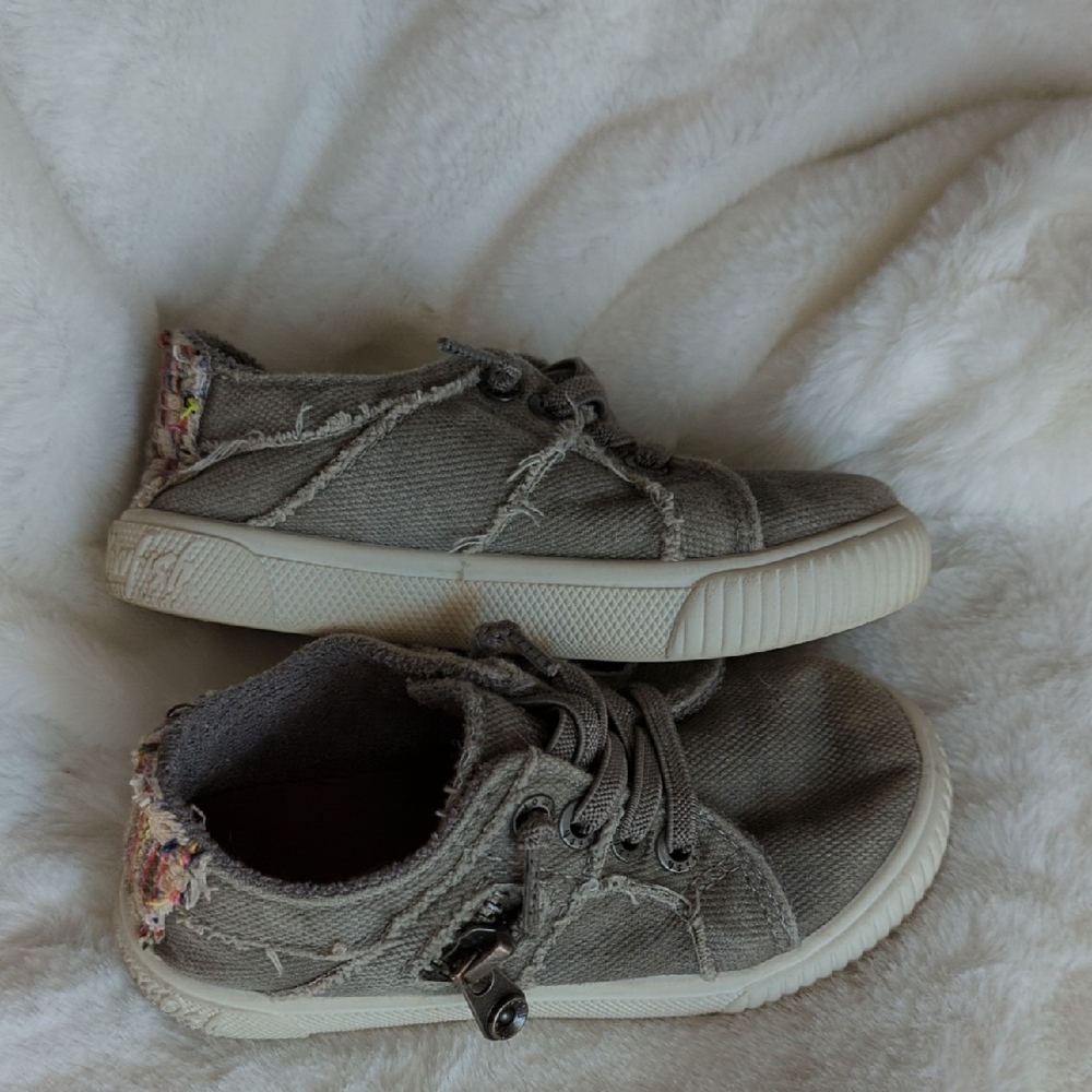 Trendy Gray Canvas Sneakers